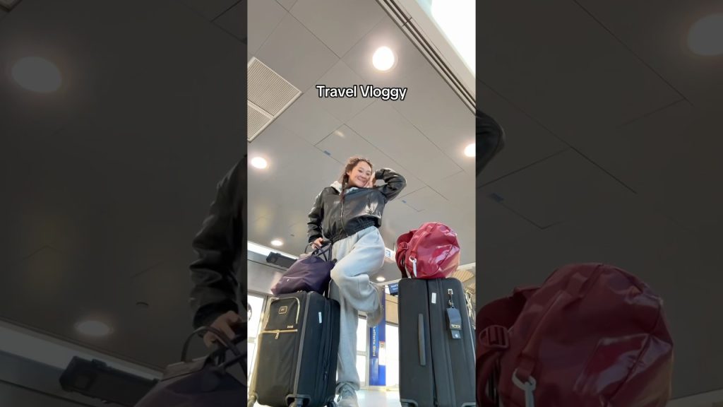 If you saw me at the airport today, no you didn’t 😐 #travel #vlogmas #travelvlog #family #college