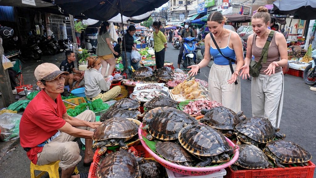 Best Cambodian Street Food 2026 🇰🇭 Evening Walking Tour Around Toul Tom Poung Market